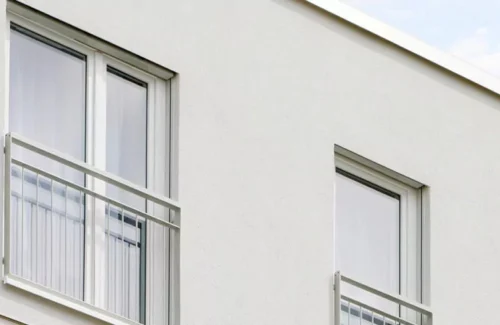 Fenster hinter Absturzlösungen in einer modernen hellen Fassade.