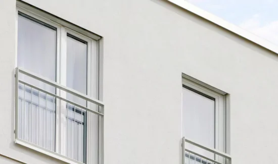 Fenster hinter Absturzlösungen in einer modernen hellen Fassade.