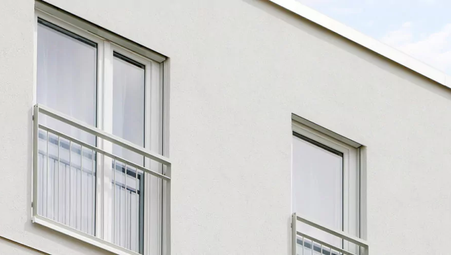 Fenster hinter Absturzlösungen in einer modernen hellen Fassade.