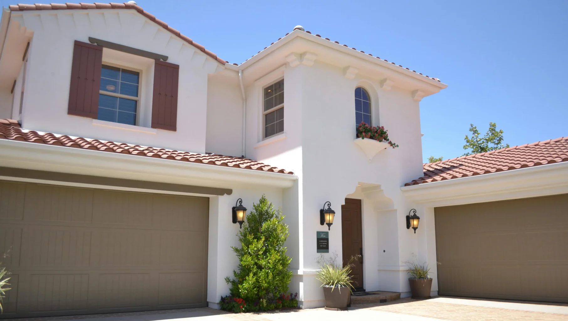 Zwei große braune Garagentore in einem mediterranen Haus.