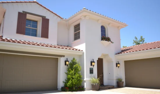 Zwei große braune Garagentore in einem mediterranen Haus.