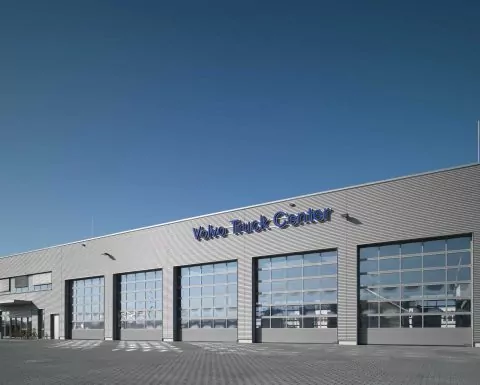 Fünf große Industrietore nebeneinander in einem großen Industriekomplex.