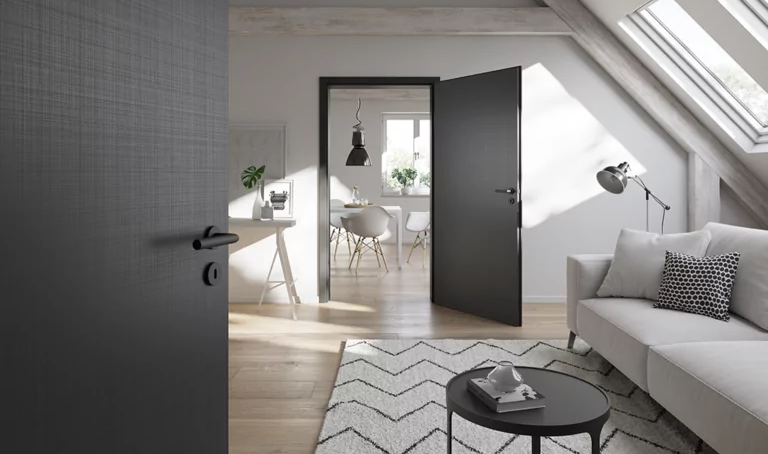Schwarze Türen bieten Kontrast in weißen Räumen mit grau-schwarzer Möblierung.