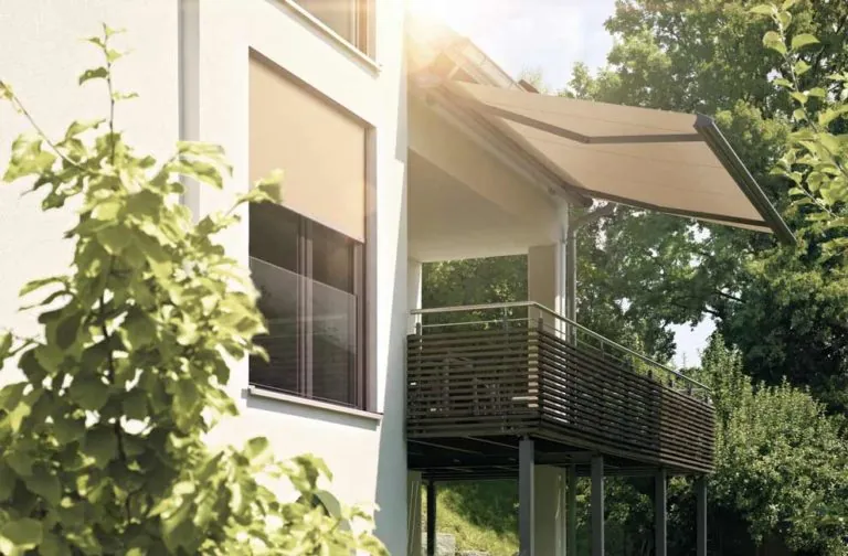 Bodentiefes Fenster mit beiger Fenstermarkise