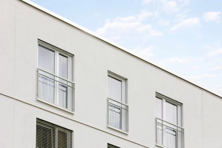 Bodentiefe Kunststoff-Fenster