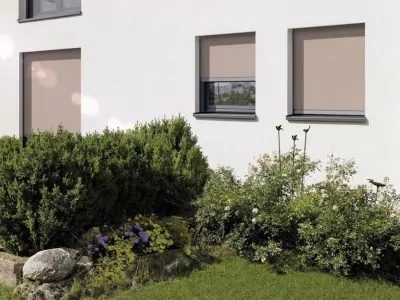 Graue Fenster mit braunen Fenstermarkisen