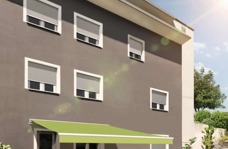 Graues Haus mit Rollläden