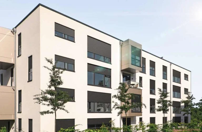 Mehrparteien-Haus mit Rollladen vor den Fenstern