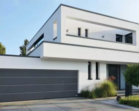 Modernes Haus mit Garage und grauem Sektionaltor
