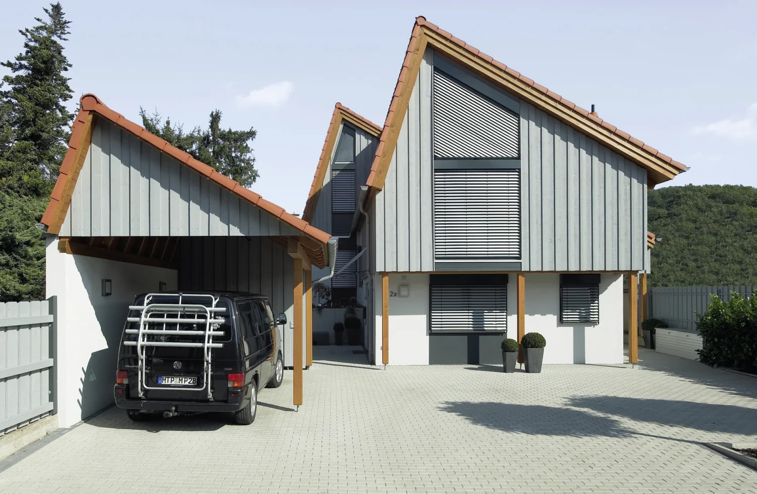 Modernes Einfamilienhaus mit Carport und Auto