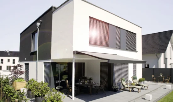 Modernes Einfamilienhaus mit Sonnenschutz und Terrasse
