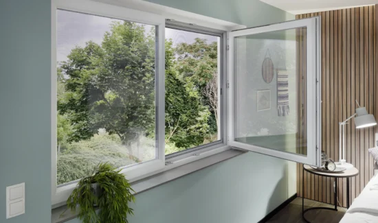 Modernes geöffnetes Fenster mit Blick ins Grüne und Dekoration im Zimmer