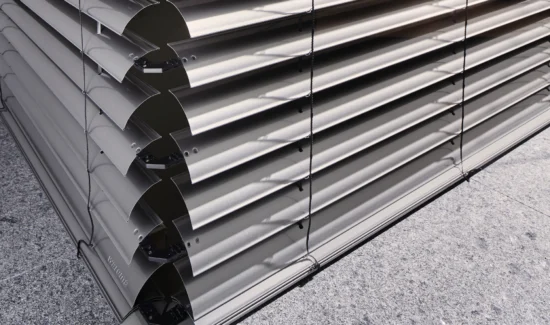 Detailansicht einer modernen Sonnenschutz-Jalousie