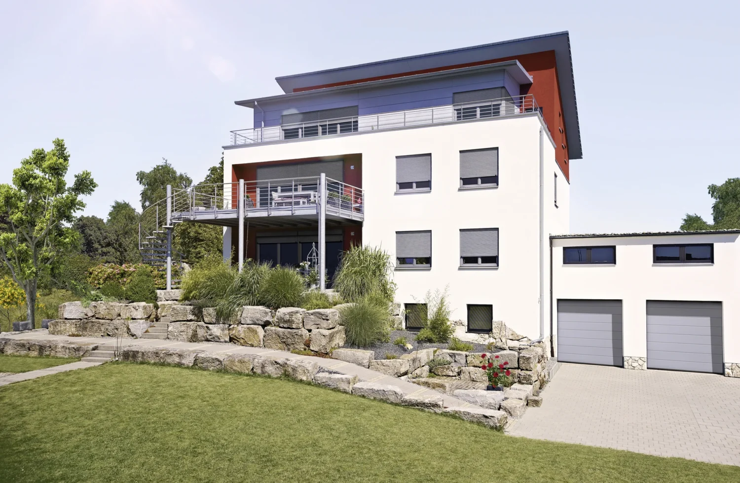 Modernes Einfamilienhaus mit Garten und Garage bei Sonnenschein