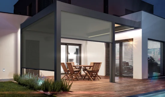 Moderne überdachte Terrasse mit Holzmöbeln und Beleuchtung am Abend