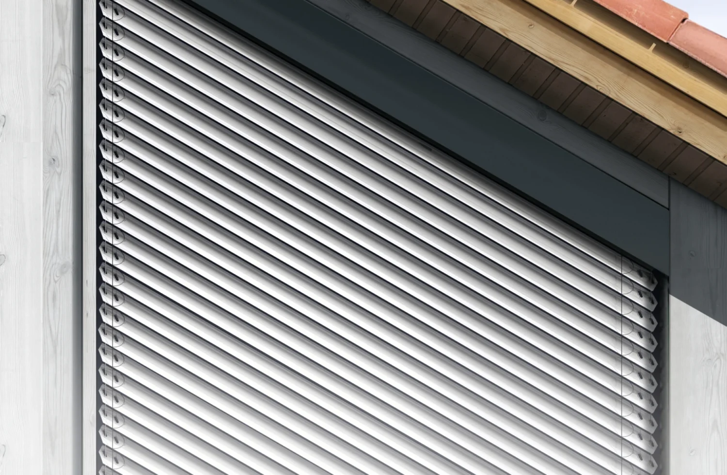 Moderne Außenjalousie an einem Schrägdach mit Holzverkleidung