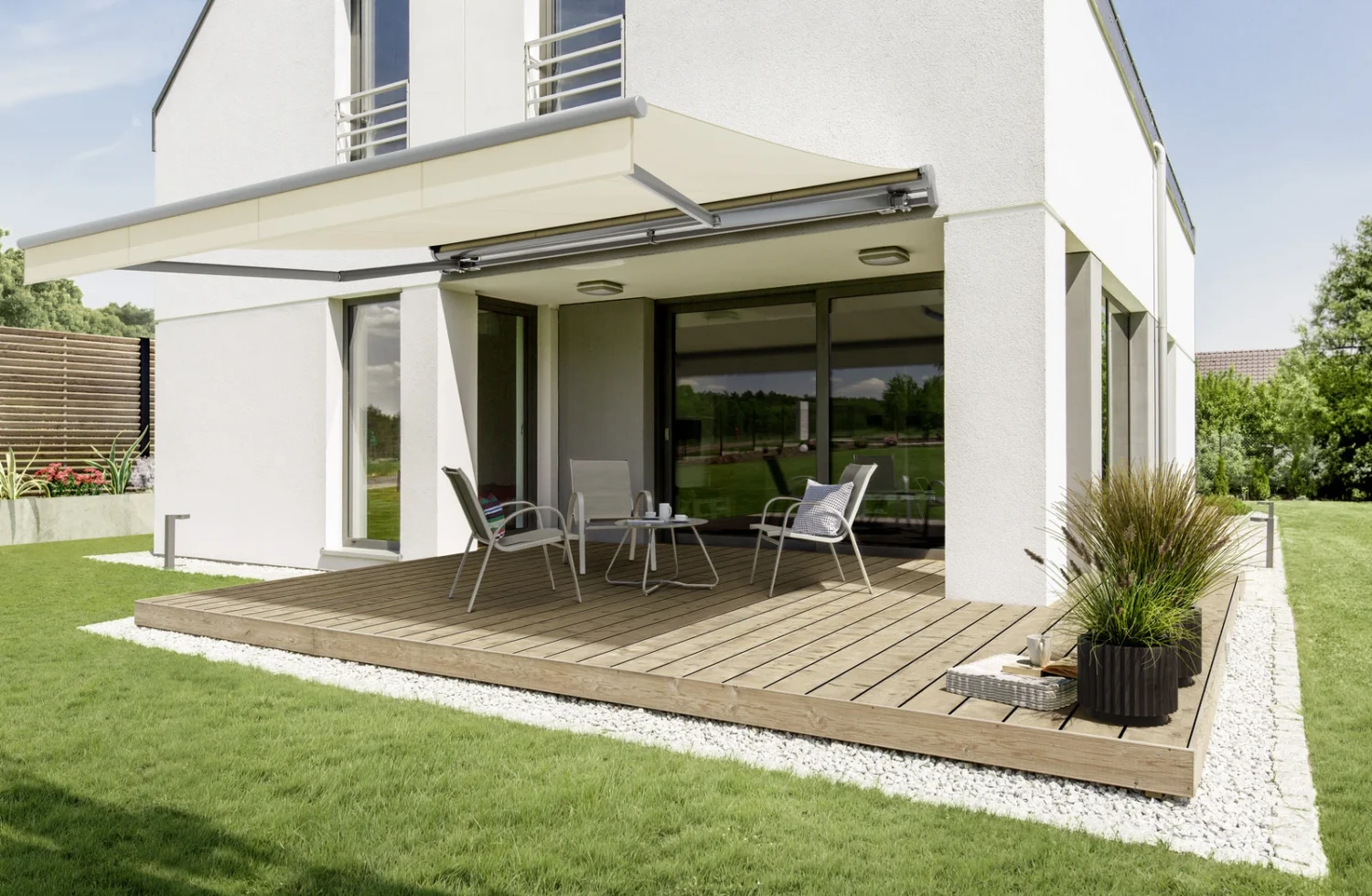 Moderne Terrasse mit Sonnenschutz und Gartenmöbeln